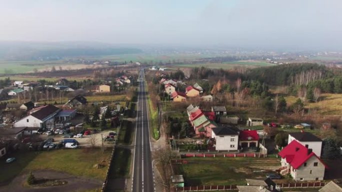 从无人机的角度来看，波兰乡村的建筑物。
