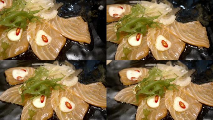 三文鱼生鱼片餐厅的黑菜辣沙拉。日本料理风格