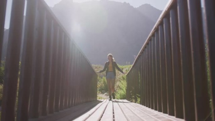 白人妇女在大自然中徒步旅行。