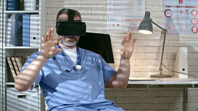 在VR耳机中工作的医生