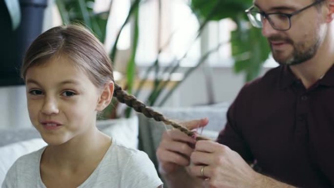 真正的男人编织女儿的头发