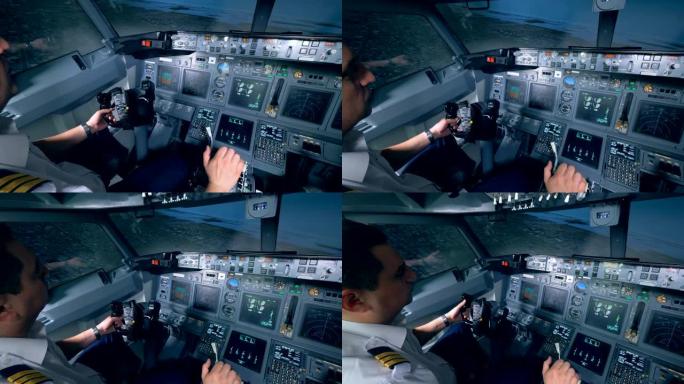 一个人在飞机模拟器中拿着方向盘，特写镜头。