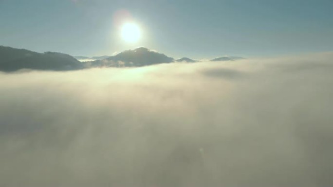 早上无人机飞越迷雾山。