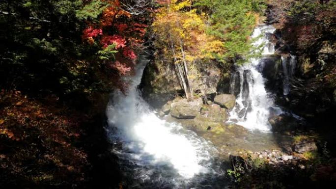 日本日光，秋天的Ryuzu瀑布，森林变色，慢动作