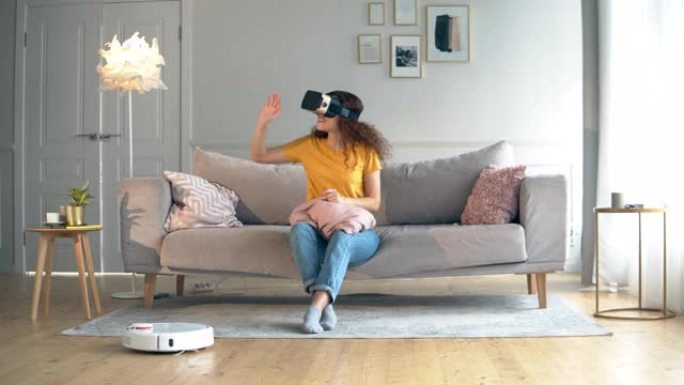 机器人胡佛正在和一个戴着VR眼镜的女孩打扫房间