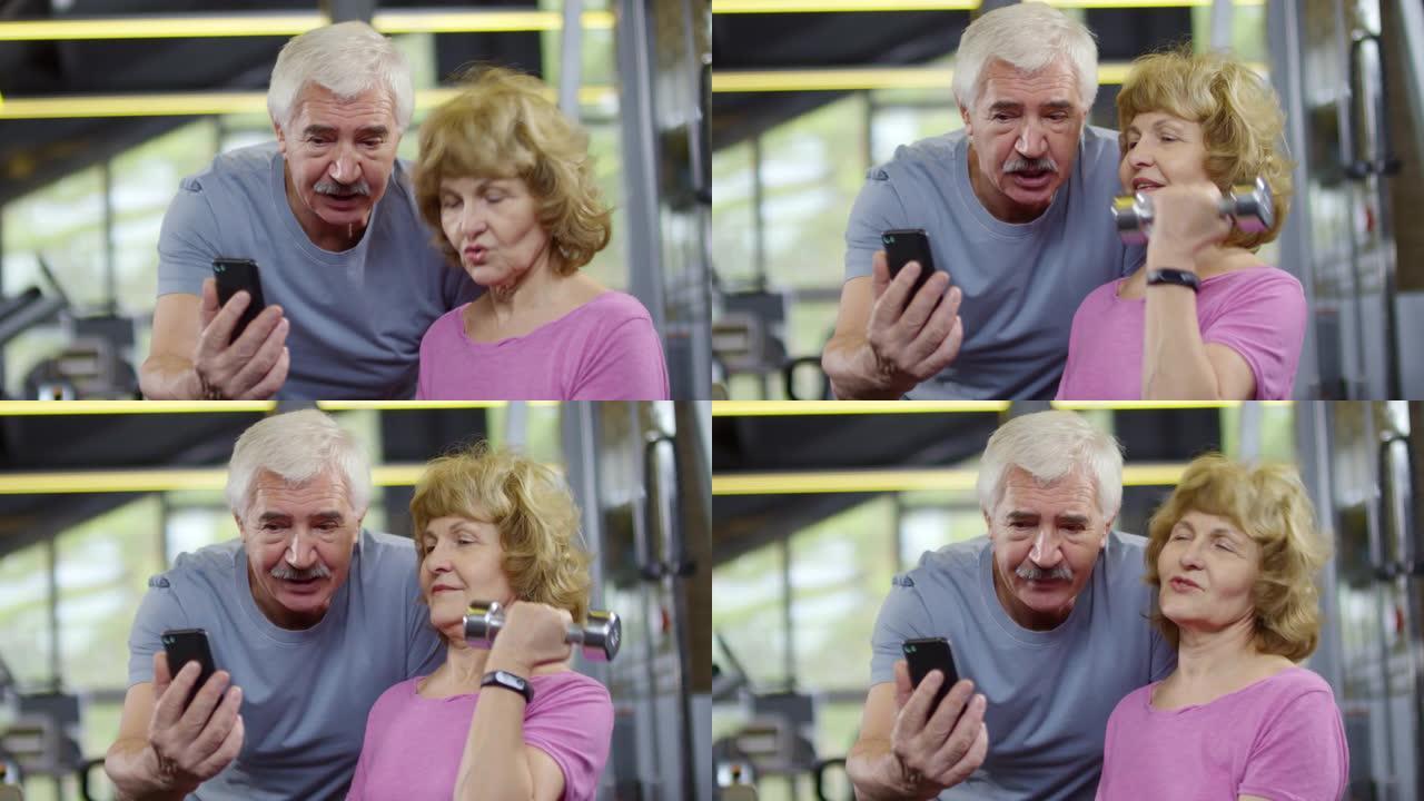 健身房里有智能手机的养老金领取者