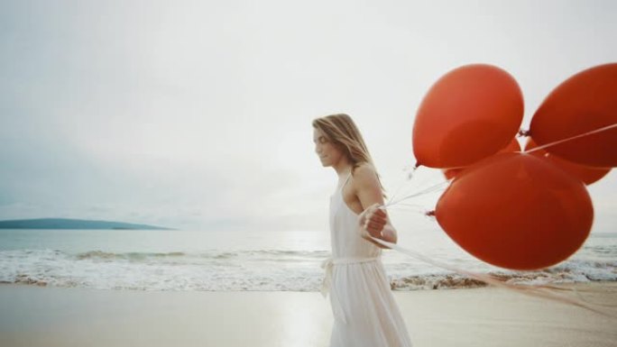 用红色气球在海滩上嬉戏