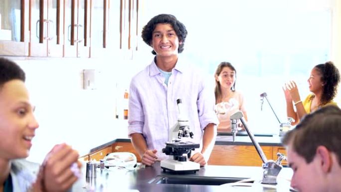 高中科学实验室的西班牙裔少年