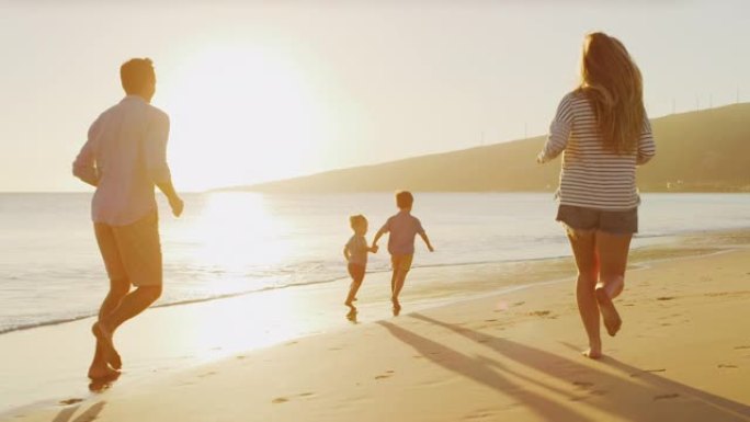 幸福在海滩上相聚外国一家人奔跑海边游玩亲