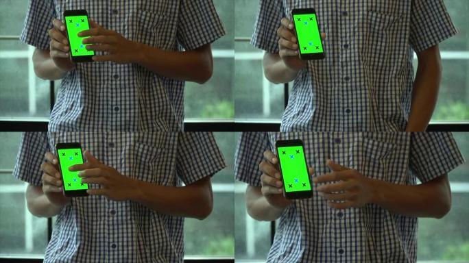 男子展示他的手机抠像合成手机合成绿幕