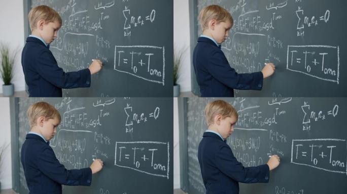 小神童的肖像在忙于科学的粉笔板上写计算