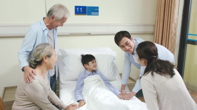亚洲父母和祖父母在医院探望孩子