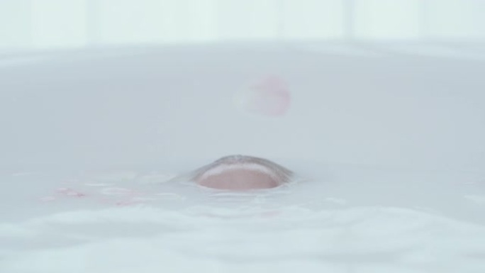 SLO MO女人泡在浴缸里