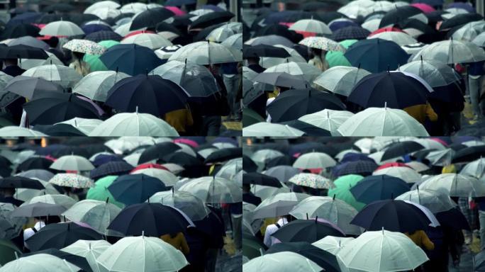 日本商人上午上班打伞下雨天