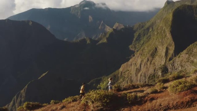 在野外奔跑在野外奔跑高山慢跑步