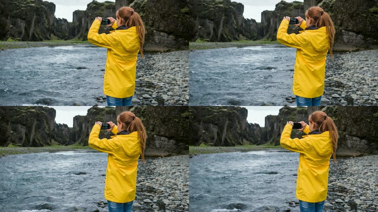 游客在雨天拍摄冰岛峡谷Fjadrargljufur