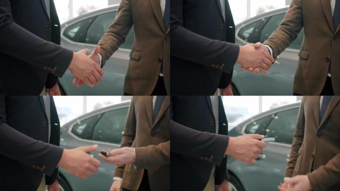 握手慢动作，男顾客在陈列室买车拿钥匙
