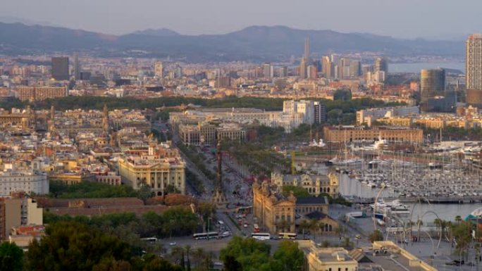 西班牙巴塞罗那的全景，海边从日落时的高点拍摄。汽车和公共汽车在城市街道上行驶，海鸥在飞来飞去。平移镜