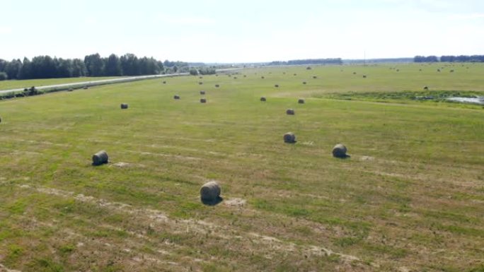 农田上成堆的干草，俯视图。