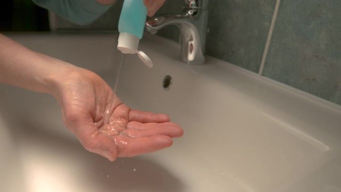 特写: 无法识别的人用酒精洗手液洗手