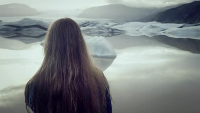 长毛女孩在冰川泻湖。