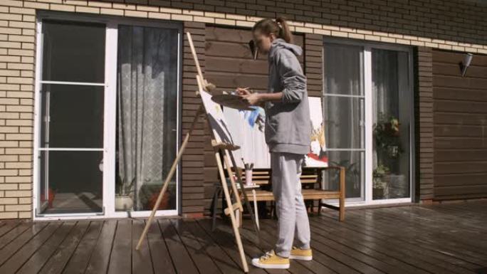 女画家在户外露台上画画
