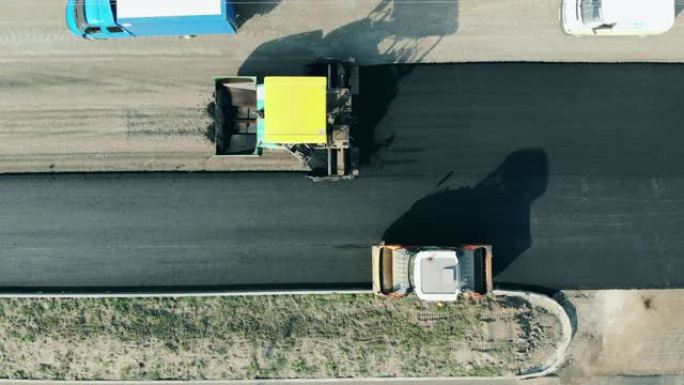 沥青铺设机正在制造一条道路。道路施工概念。