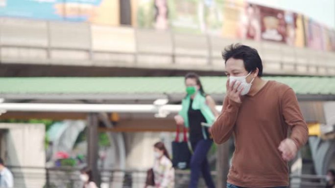 亚洲男子咳嗽戴口罩预防冠状病毒或新型冠状病毒肺炎爆发