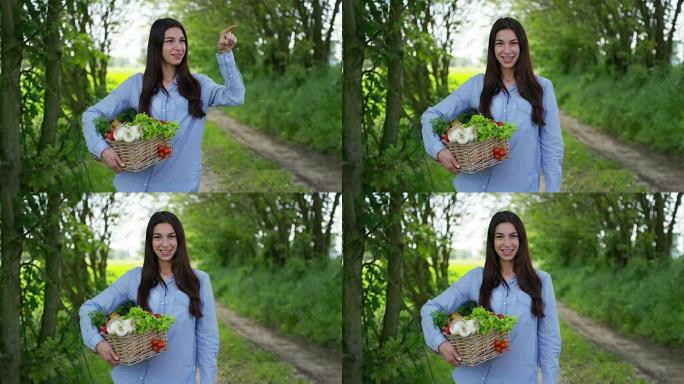 美丽的女农夫微笑着，拿着蔬菜，穿着衬衫，绿色背景。