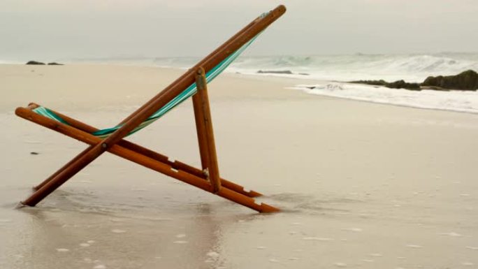 海滩上的日光浴躺椅