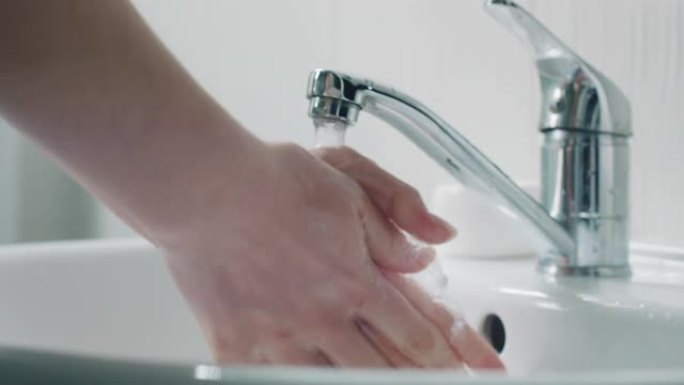 女人在浴室洗手消毒液