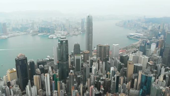 香港摩天大楼的鸟瞰图和多莉左侧。
