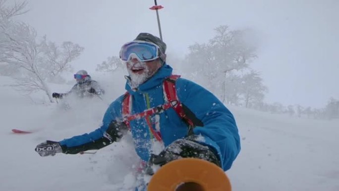 慢动作: 男性游客在未触及的山区滑雪时玩得开心。