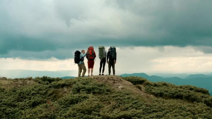 美丽山上徒步旅行者附近的航班