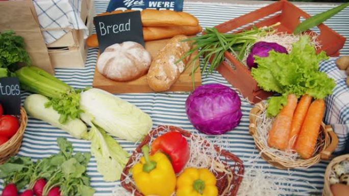新鲜生有机食品蔬菜水果面包蛋在农贸市场秋季销售