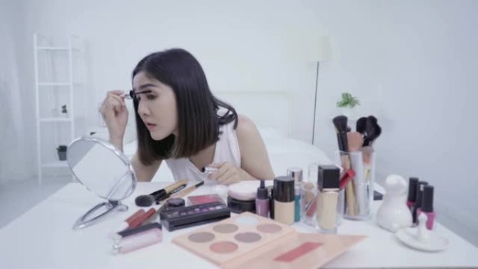 4K分辨率亚洲女性美容博主，v-logger应用睫毛膏在她的眼睛做化妆品化妆教程