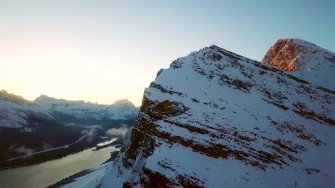 日出时的山峰雪山日出悬崖峭壁雪山美景