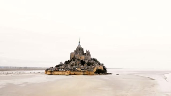 美丽的航拍，无人机在法国诺曼底的标志性潮汐岛雄伟的圣米歇尔山附近升起。