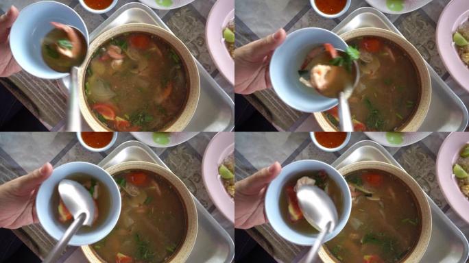 顶视图汤姆百胜或虾汤泰国辛辣食物最受欢迎的泰国点菜菜在当地餐馆