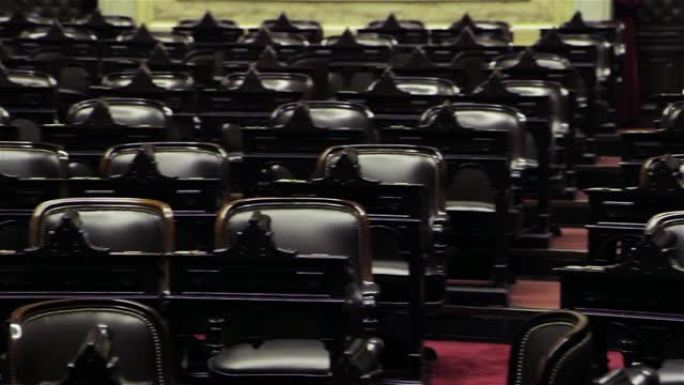 阿根廷国会空空如也的会议室里的椅子。