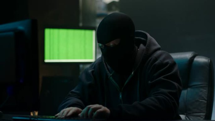 黑客在多台电脑上窃取数据