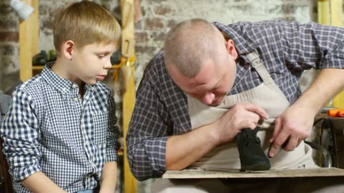 鞋匠在小儿子的帮助下更换脚跟尖端