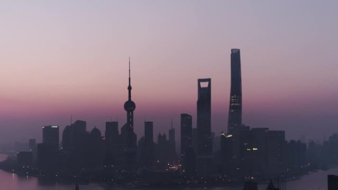 T/L TU在黎明时分从夜间到白天的上海天际线鸟瞰图/中国上海