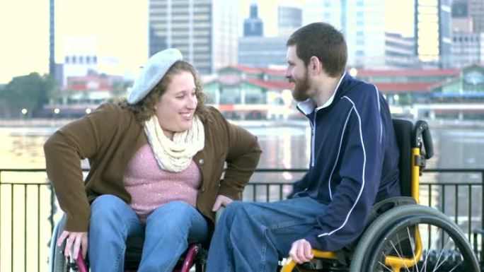 夫妇在城市海滨拥抱轮椅