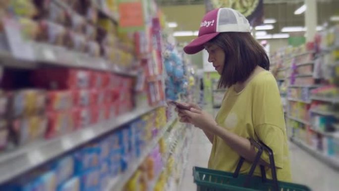 亚洲妇女在超市购买食品