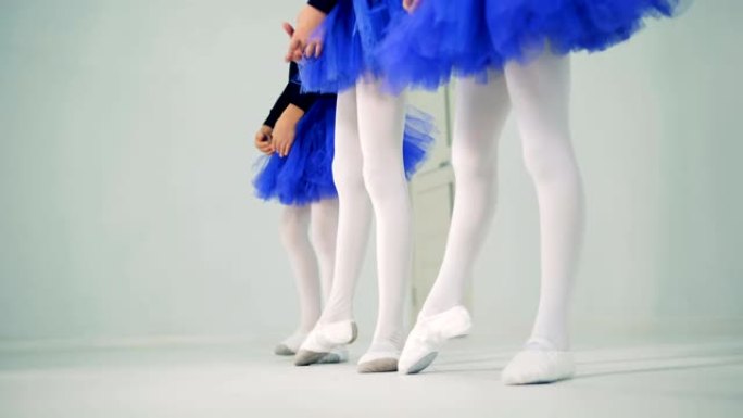 小女孩的腿在做芭蕾舞练习的过程中