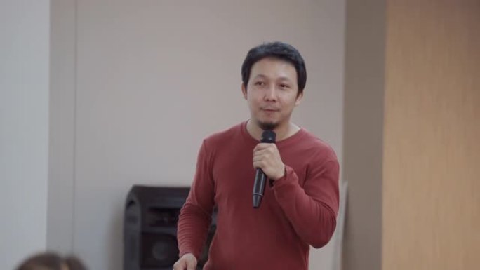 亚洲演讲者，穿着休闲服，在研讨会会议室或会议厅前展示