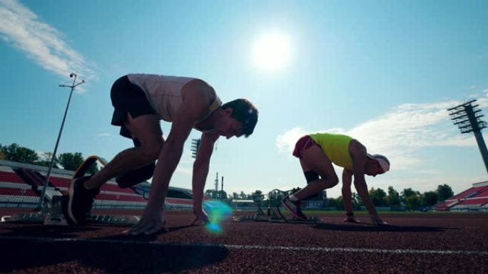 假肢的残奥会运动员正在跑步中练习