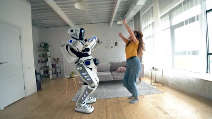 一个高个子机器人和一个年轻女子的舞蹈