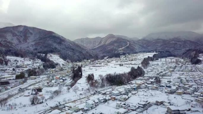 日本长野山内冬季雪的鸟瞰图